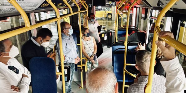 El concejal José Eduardo Ramírez abordo de un vehículo De Guaguas Municipales | Foto: Guaguas Municipales