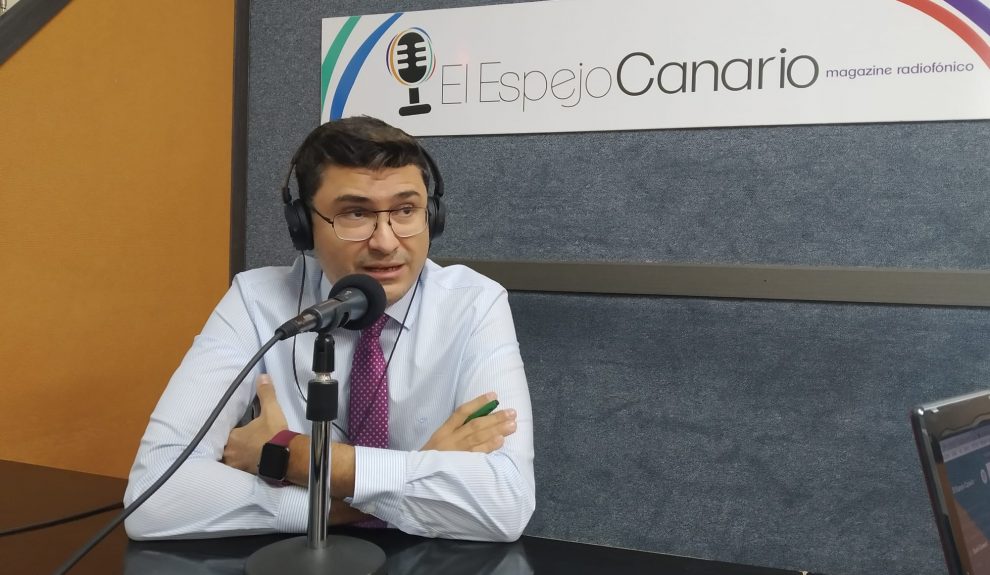 Miguel Ángel Pérez del Pino en los estudios de El Espejo Canario