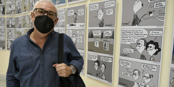 El humorista gráfico junto a su exposición | Foto: Parlamento de Canarias