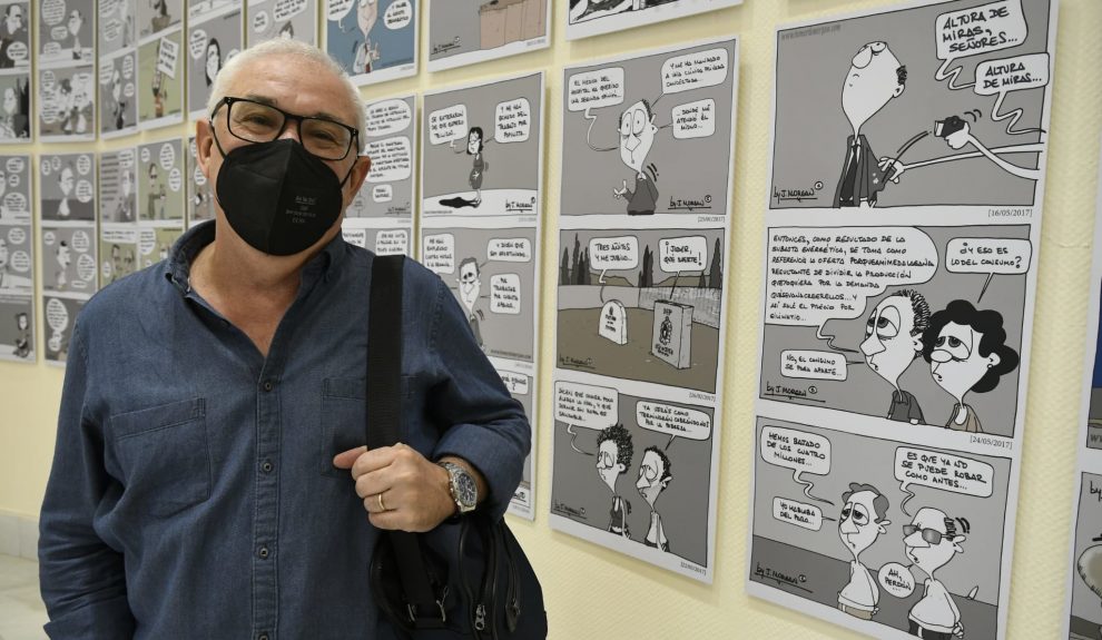 El humorista gráfico junto a su exposición | Foto: Parlamento de Canarias