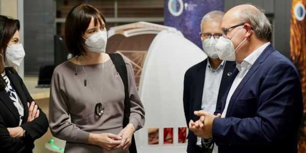 Rafael Rebolo cn la ministra de Ciencia en la sede del IAC | Foto: Aaron García (IAC)