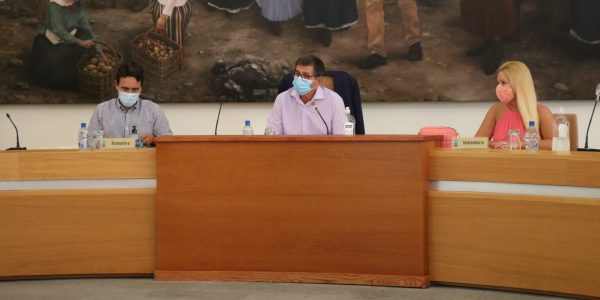 Santiago Rodríguez (centro) en el ´último pleno como alcalde | Foto: Ayuntamiento de Santa Lucía