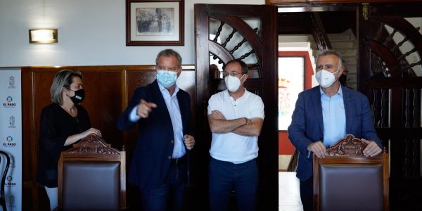 Sergio Rodríguez (segundo por la derecha) junto a miembros del Gobierno canario | Foto: Gobierno de Canarias