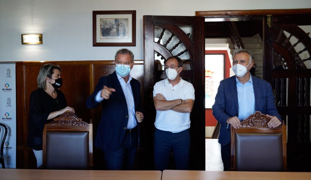 Sergio Rodríguez (segundo por la derecha) junto a miembros del Gobierno canario | Foto: Gobierno de Canarias