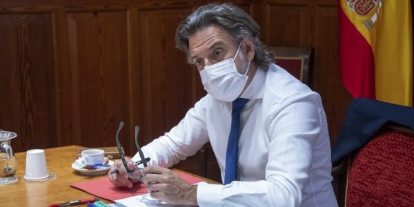 Gustavo Matos en su despacho del Parlamento de Canarias