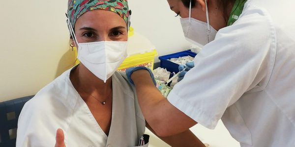 Vacunación de una profesional sanitaria | Foto: SCS