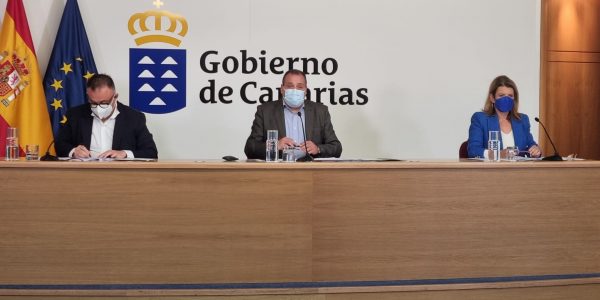 Conrado Domínguez (izquierda) en una comparecencia ante los medios de comunicación | Foto: Consejería de Sanidad