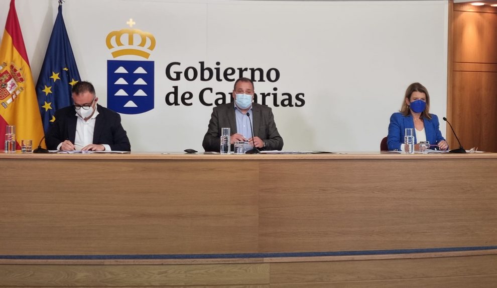 Conrado Domínguez (izquierda) en una comparecencia ante los medios de comunicación | Foto: Consejería de Sanidad