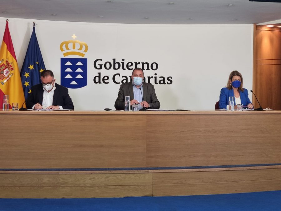 Conrado Domínguez (izquierda) en una comparecencia ante los medios de comunicación | Foto: Consejería de Sanidad Conrado Domínguez (izquierda) en una comparecencia ante los medios de comunicación | Foto: Consejería de Sanidad