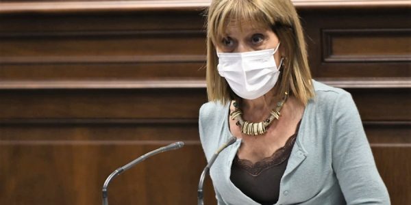 Esther González en una sesión parlamentaria | Foto: Nueva Canarias
