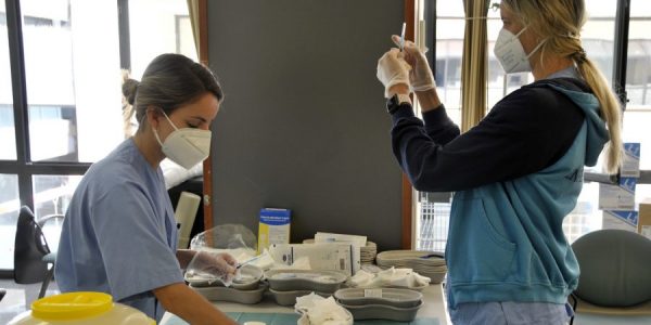 Enfermeras preparando las dosis de la vacuna