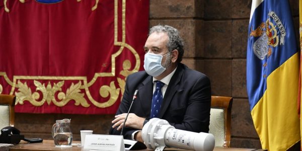 Javier Almunia, director de Loro Parque Fundación , durante la presentación del proyecto en el Parlamento