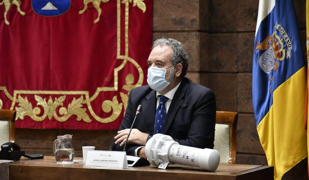 Javier Almunia, director de Loro Parque Fundación , durante la presentación del proyecto en el Parlamento