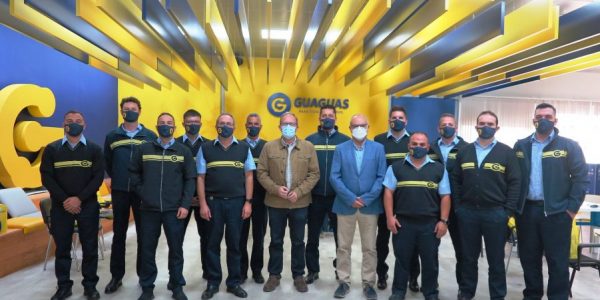 Miguel Ángel Rodríguez junto a parte de la plantilla de Guaguas Municipales