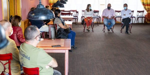 Sergio Lloret reunido con trabajadores del Hotel Tres Islas | Foto: Cabildo de Fuerteventura