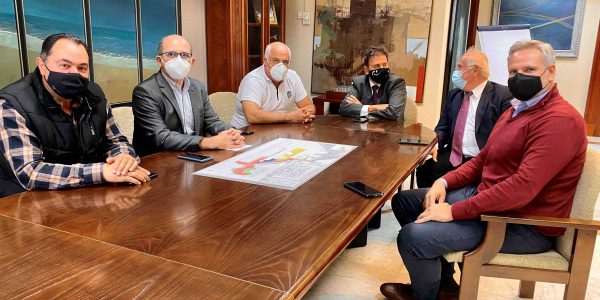 Reunión de representantes de la FET con mel presidente de la Autoridad Portuaria, Luis Ibarra