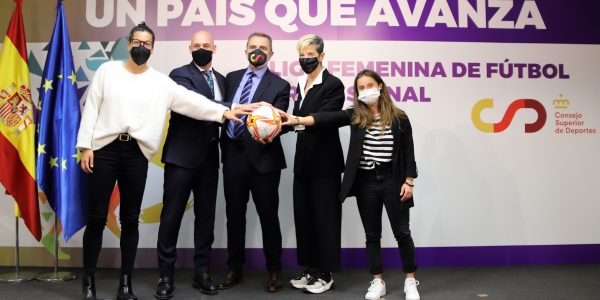 Firma de los estatutos de la primera liga femenina de fútbol profesional | Foto: CSD