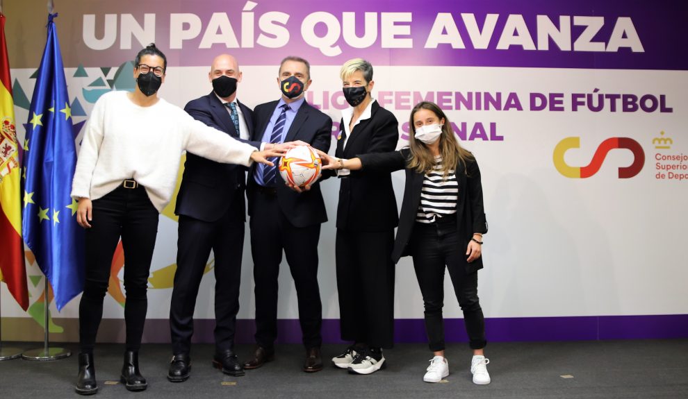 Firma de los estatutos de la primera liga femenina de fútbol profesional | Foto: CSD