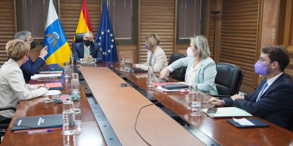 Antonio Olivera (a la derecha) en una reunión con Ángel Víctor Torres | Foto: Gobcan