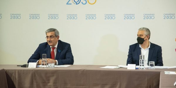 Fermín Delgado, a la derecha, junto al vicepresidente Román Rodríguez | Foto: Gobcan