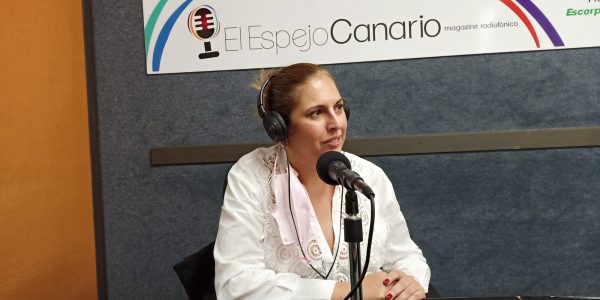 Isabel Mena en los estudios de El Espejo Canario