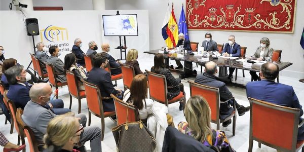 Un momento de la presentación del libro con la asistencia del presidente del Gobierno canario | Foto: Parlamento de Canarias