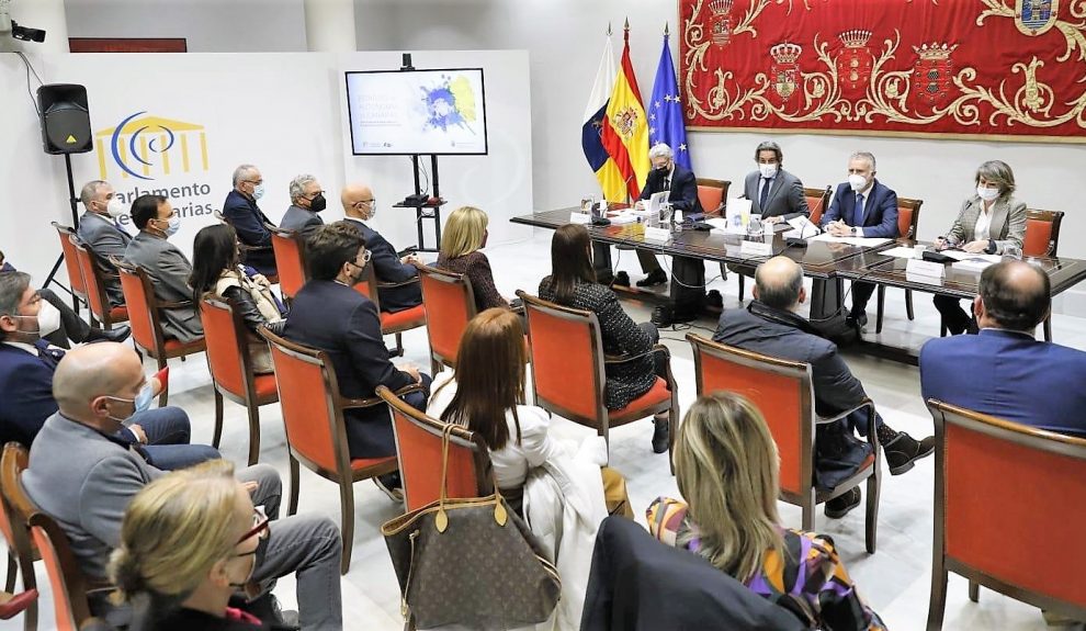 Un momento de la presentación del libro con la asistencia del presidente del Gobierno canario | Foto: Parlamento de Canarias