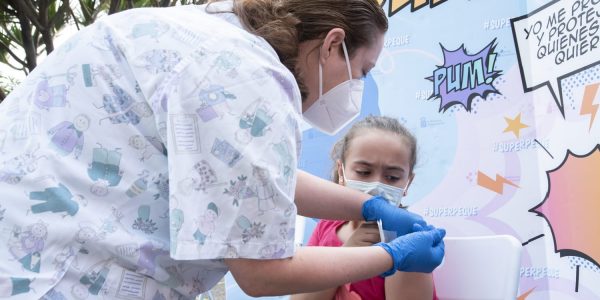 Personal de la Consejeria de Sanidad administrando la vacuna contra la covid-19 a una nina | Foto: Consejería de Sanidad