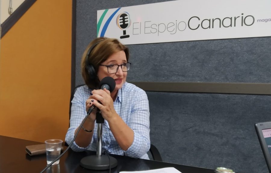 Encarna Galván en los estudios de El Espejo Canario