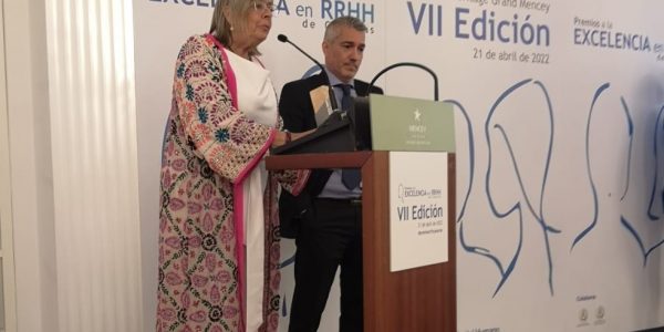 Los responsables de Emalsa durante la recepción del galardón