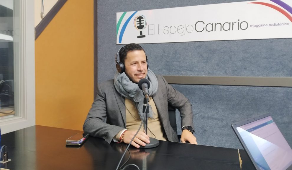 Héctor Suárez en los estudios de El Espejo Canario