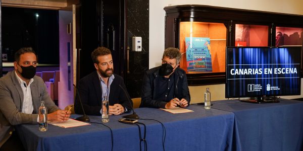 Juan Márquez (centro) durante una comparecencia de prensa | Foto: Gobierno de Canarias