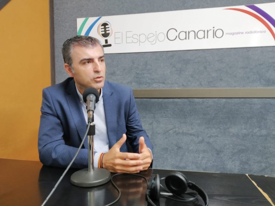 Manuel Domínguez en los estudios de El Espejo Canario Manuel Domínguez en los estudios de El Espejo Canario