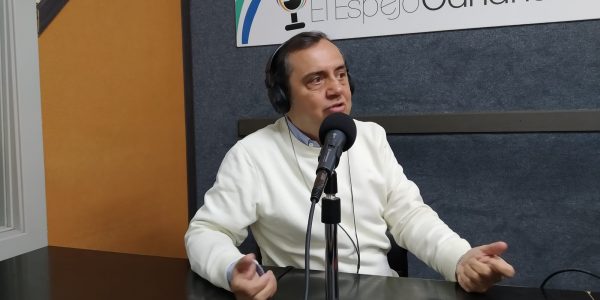 Santiago Falcón en los estudios del Espejo Canario