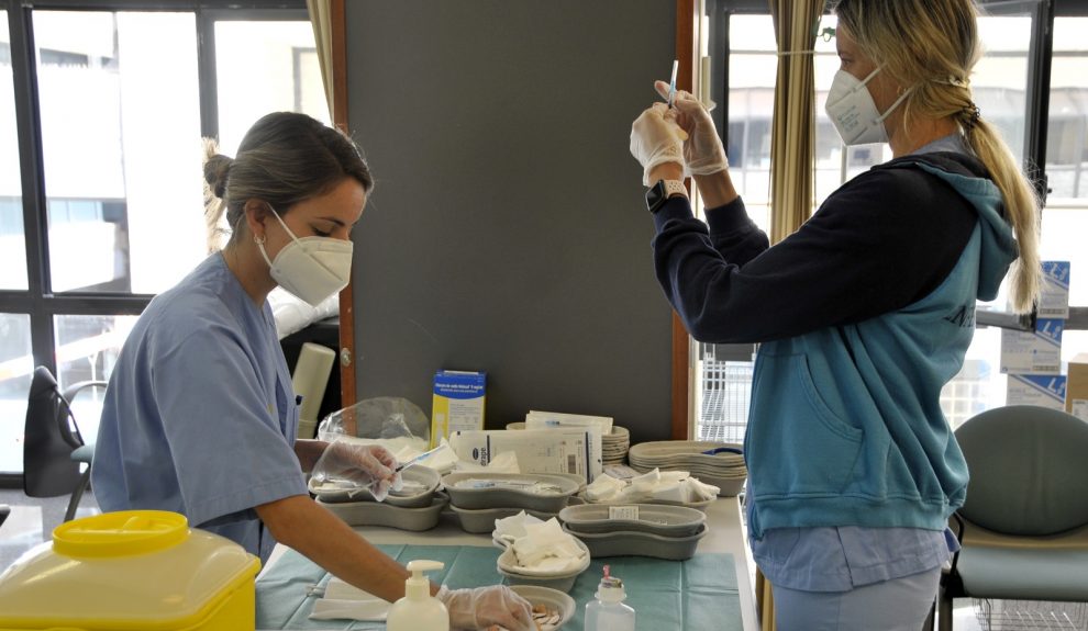 Enfermeras preparando las dosis de la vacuna | Foto: Gobierno canario