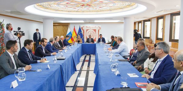Reunión de Ángel Victor Torres con ganaderos, distribuidores e industriales