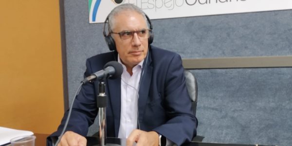Victor Nicolás González en los estudios de El Espejo Canario