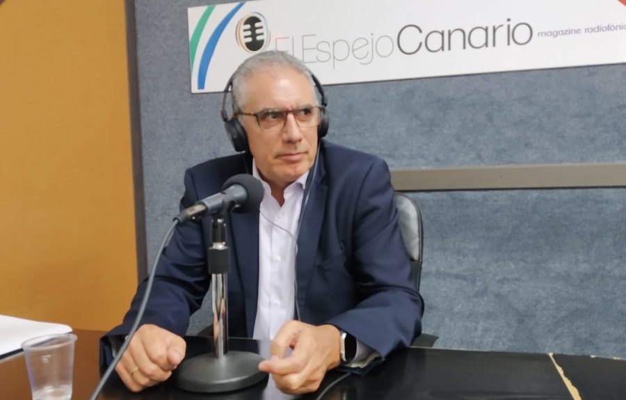 Victor Nicolás González en los estudios de El Espejo Canario