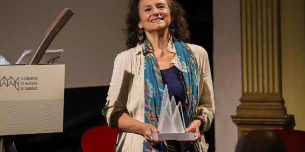 Elena Acosta durante la recepción de un premio | Foto: Casa de Colón