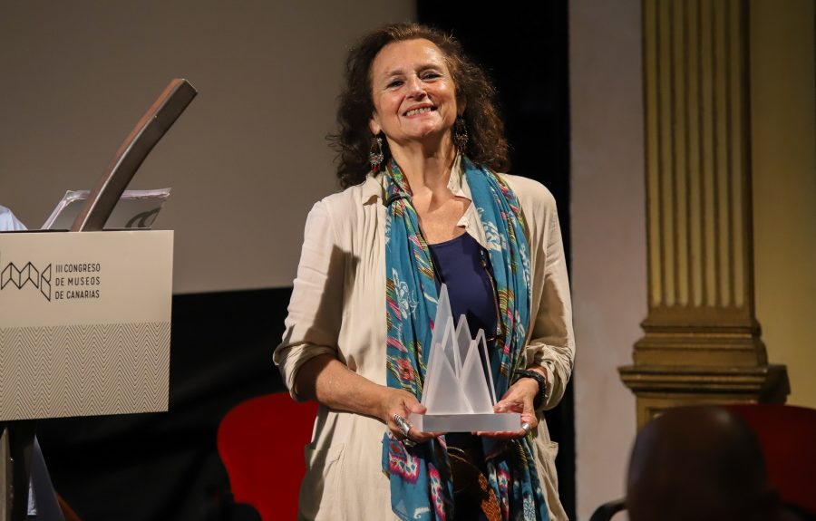 Elena Acosta durante la recepción de un premio | Foto: Casa de Colón