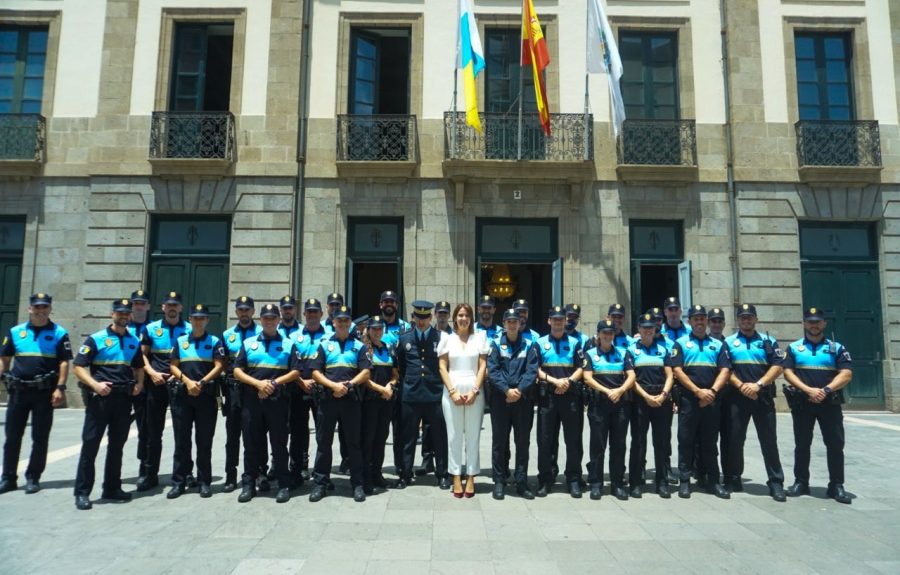 Evelyn Alonso junto a miembros de la Policía Local de Santa Cruz de Tenerife