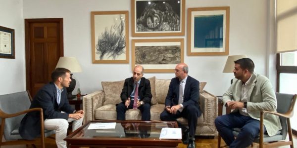 Héctor Izquierdo, segundo por la izquierda, durante una reunión