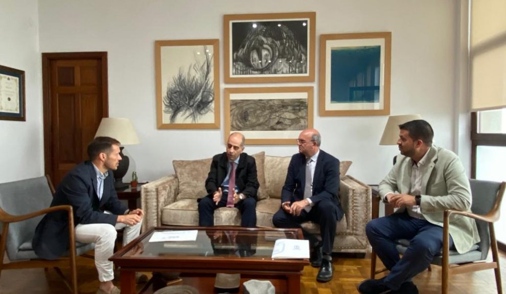 Héctor Izquierdo, segundo por la izquierda, durante una reunión