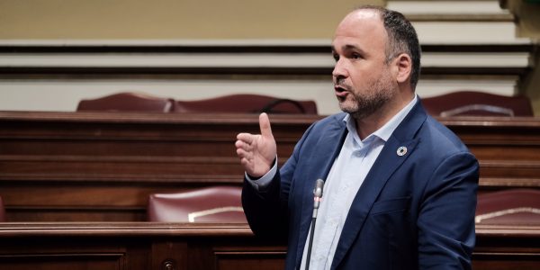 José Antonio Valbuena en una sesión del Parlamento de Canarias | Foto: Gobierno de Canarias