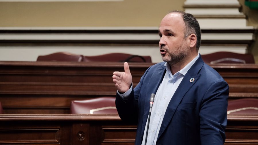 José Antonio Valbuena en una sesión del Parlamento de Canarias | Foto: Gobierno de Canarias José Antonio Valbuena en una sesión del Parlamento de Canarias | Foto: Gobierno de Canarias