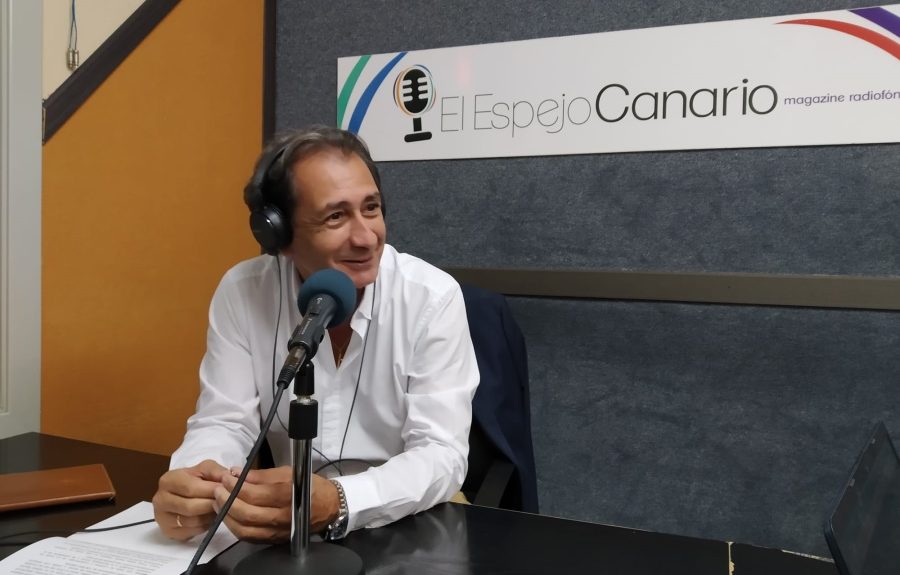 Luis Padrón en los estudios de El Espejo Canario