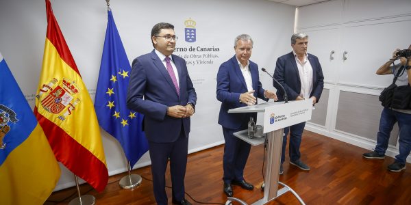 Miguel Ángel Pérez del Pino, Chano Franquis y Javier Doreste durante la presentación del acuerdo para la reparación de la avenida marítima | Foto: Gobierno de Canarias