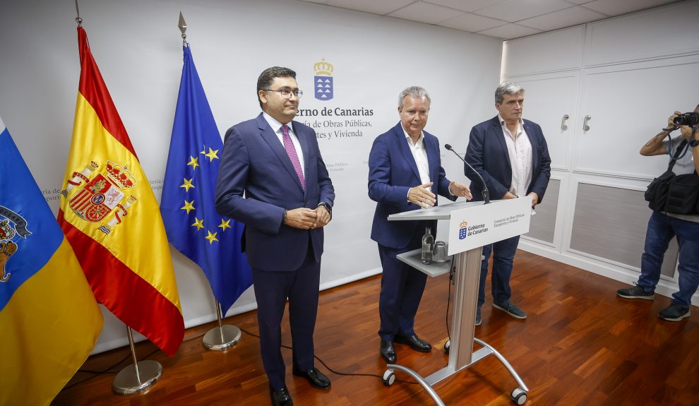 Miguel Ángel Pérez del Pino, Chano Franquis y Javier Doreste durante la presentación del acuerdo para la reparación de la avenida marítima | Foto: Gobierno de Canarias