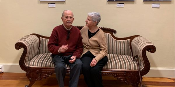 Trino Garriga junto a algunas de sus fotos