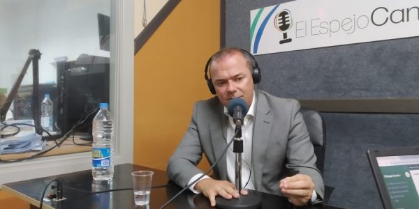 Augusto Hidalgo en los estudios de El Espejo Canario
